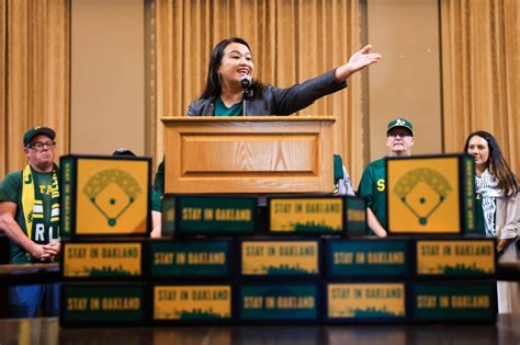 In showy late-game swing, Oakland mayor calls for MLB owners to reject A’s move